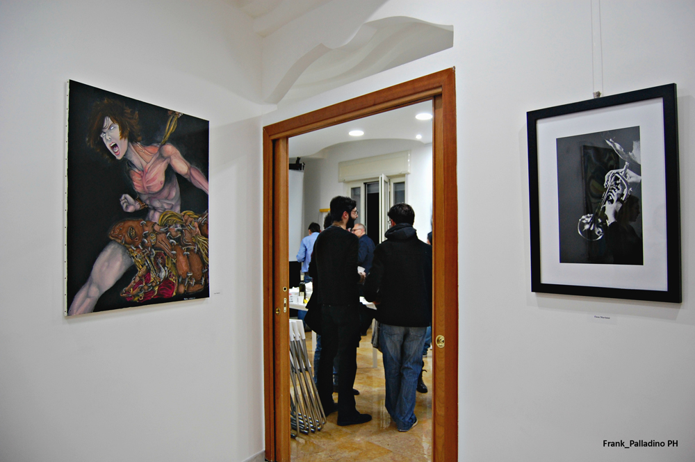 A sinistra il quadro di Ivan Chianese; a destra la fotografia di Enza Martinisi. 