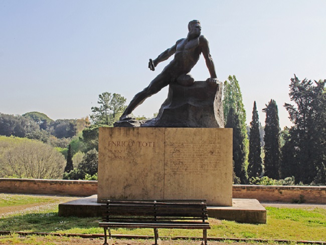 Monumento a Enrico Toti a Villa Borghese, Roma. 