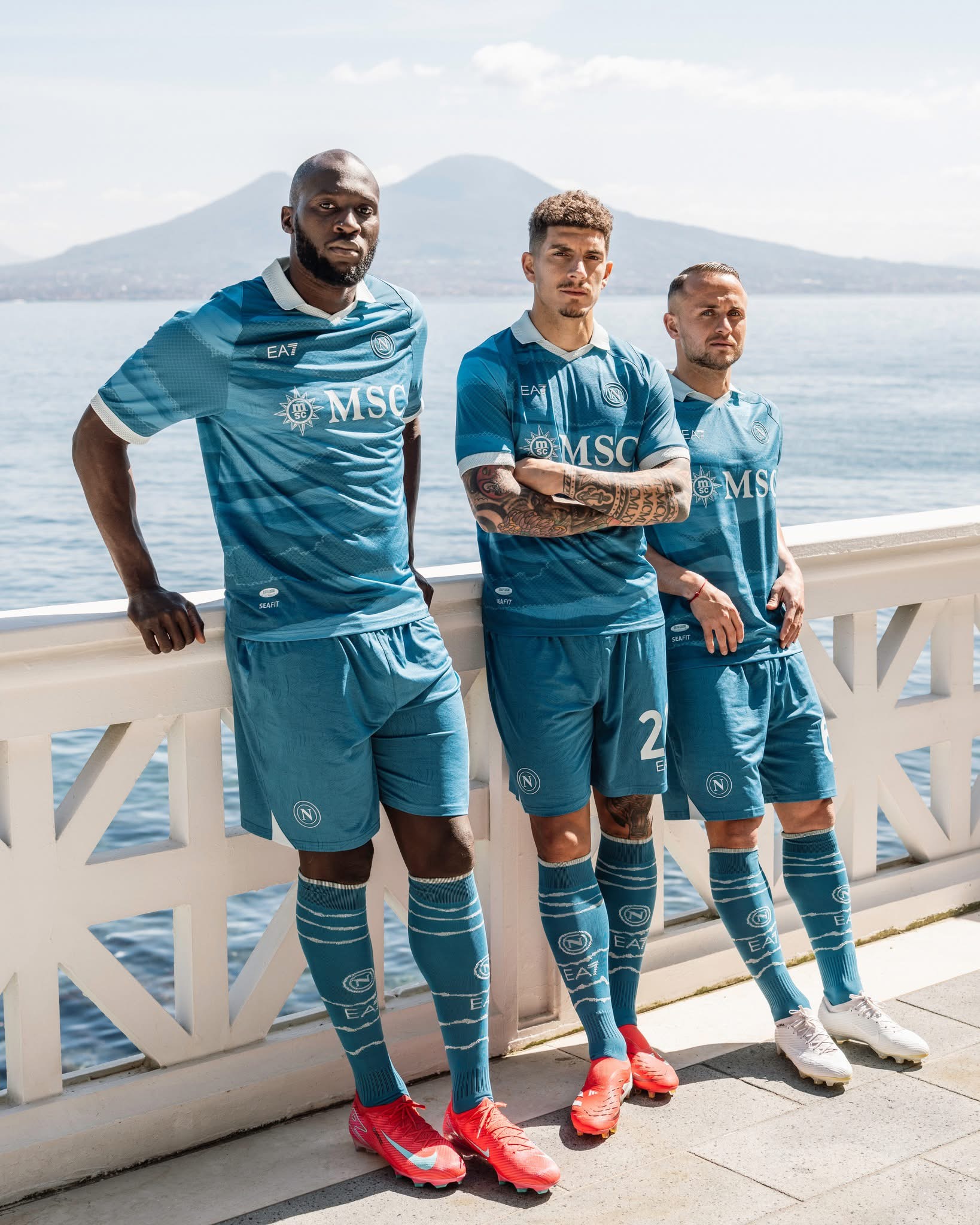 Foto della nuova maglia azzurra. Dal profilo ufficiale della SSC NAPOLI